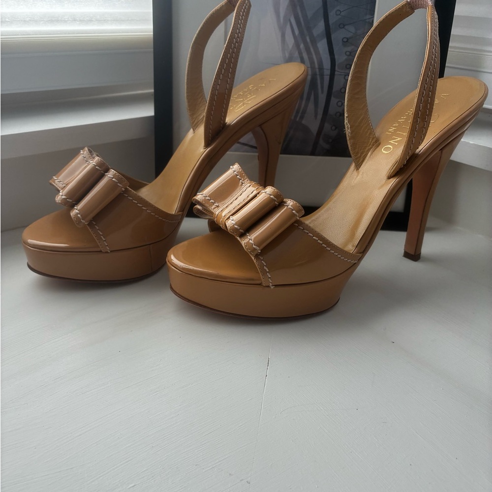Valentino Garavani Bow Nude Patent Platform Slingback-38.5
